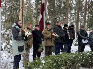 cilvēku pulks ziemas āra pasākumā