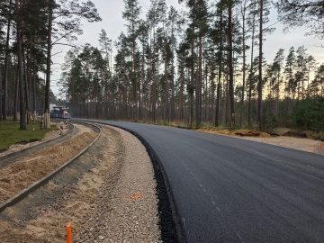ceļu būvdarbu posms ar asfaltētu ielu
