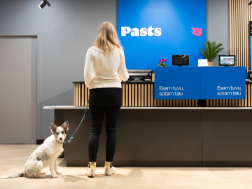 Klientu centra siena un apmeklētājs