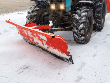 Sniega tīrīšanas tehnika uz ietves