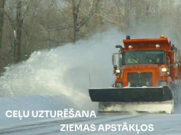 mašīna tīra sniegu uz ceļa