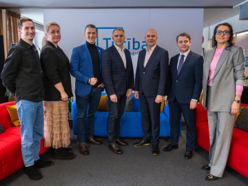 Sepyiņi cilvēki stāv kājās