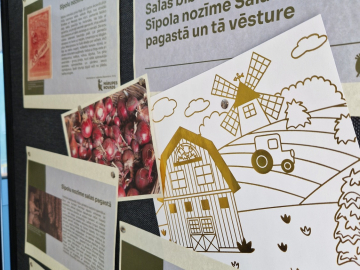 Izstādes stendi ar fotogrāfijām