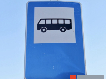 Pieturvietas zīme brīvdabā