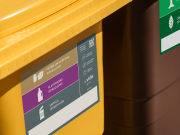 Atkritumu konteineri ar krāsainiem marķējumiem