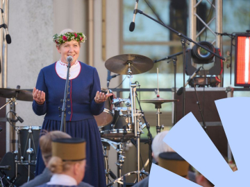 Attēlā redzama Gunta Skuja uz skatuves, runājot mikrofonā