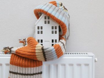 Radiators ar stilizētu māju un šalli