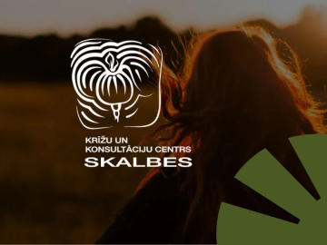 vasarīga saulrieta ainava ar meitenes siluetu no mugurpuses, uz bildes centra Skalbes logo