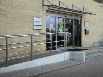 Ēkas ieejas durvju foto