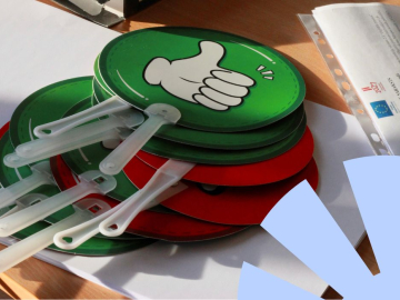 attēls ar kartiņām, zaļā krāsā un kurām ir īkšķis, kā patīk simbols