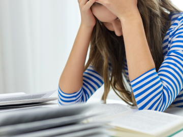 Meitene saķērusi galvu