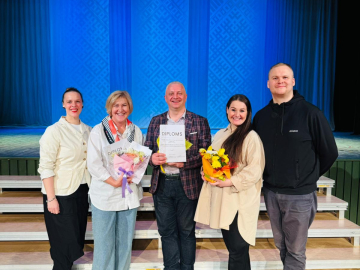 deju kolektīvu vadītāji ar diplomiem, pie skatuves