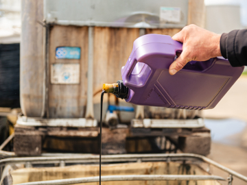 Brīvdabā eļļas kanna ar melnu eļļu