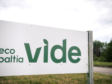 Gaiša uzņēmuma nosaukuma plāksne ar uzrakstu brīvā dabā