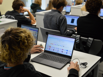 jaunieši strādā pie datora