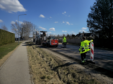 Ceļa remontdarbi saulainā dienā