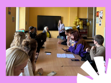 pie galda vairāki cilvēki, notiek apmācības