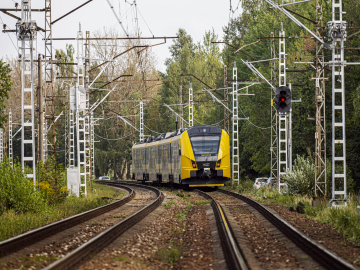 Vilciens brauc pa sliedēm