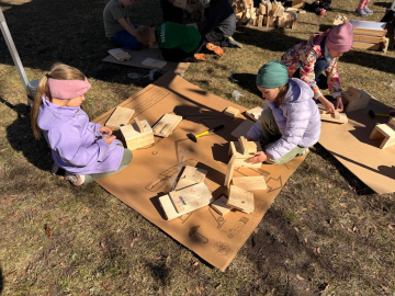 radošā darbnīca bērniem ar būrīšu izgatavošanu