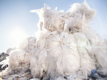 Lauksaimniecības plēvju čupa brīvā dabā