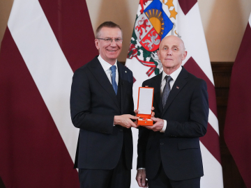 Jānis Lagzdkalns saņem apbalvojumu no Valsts prezidenta