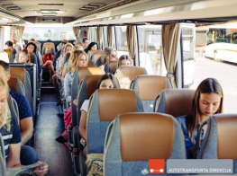 foto sabiedriskais autobuss ar pasažieriem