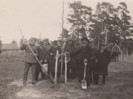 Ozola stādīšanas brīdī redzams Arnolds Straupe, toreizējais Salas pagasta priekšnieks, kurš tika izsūtīts no Pēterstraupju mājām Salas pagastā.