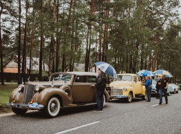 Aizritējis starptautiskais seno spēkratu salidojums “Retro Jūrmala Piņķos”