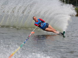 Ūdensslēpošanas sacensībās “Aqua Sports Ūdensslēpošanas Svētki Bērniem 2021” Piņķos startējuši 34 jaunie ūdensslēpotāji