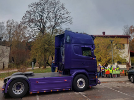 Babītē interesenti iepazīstas ar godalgoto kravas automašīnu festivālu dalībnieci