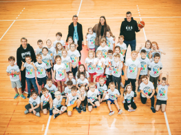 Babītes vidusskolā pirmklasnieki gūst zināšanas par basketbolu