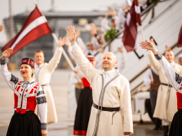 Ar tiešraidi no lidostas “Rīga” atzīmē 10 dienas līdz dziesmu un deju svētkiem 