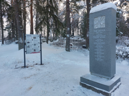 Mārupes kapos uzstādīts jauns stends un piemiņas plāksnīte R. Mūrniekam