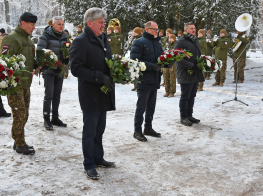 Antiņu kapsētā godināti Ziemassvētku kaujās kritušie strēlnieki