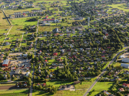 Mārupes novada apbūves teritorijas skats no augšas - daudz dzīvojamo māju un zaļās teritorijas