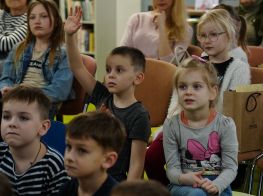 Dažādi bērni Mārupes novada bibliotēkas telpās sanākuši uz pasākumu