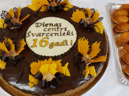 Torte ar iestādes jubilejas uzrakstu