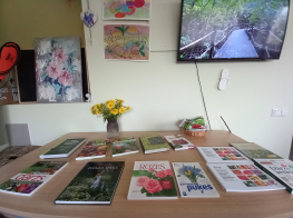 Galds ar grāmatām un žurnāliem par augiem un stādiem