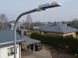 Led gaismeklis virs ēku jumtiem
