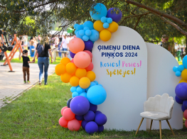 Pasākuma dekorācijas ar krāsainiem baloniem