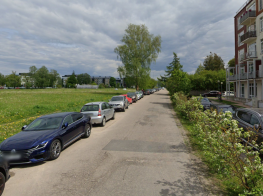 Daibes iela, kurā novietotas automašīnas