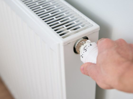 Balts radiators , kuru regulē cilvēka roka
