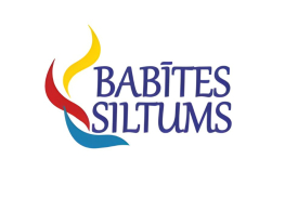 Krāsains logo uz balta fona ar tekstu
