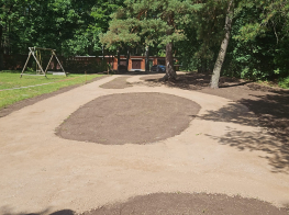 velotrases teritorija ar brūnu grants segumu