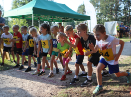 Bērnu bariņš rindā stāv pie starta līnijas krosā