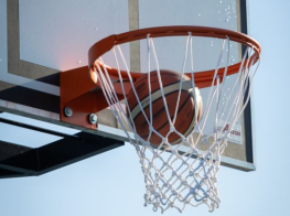 Basketbola bumba iekritusi grozā