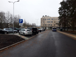 Mazcenu aleja Jaunmārupē mašīnas autostāvvietā un autobuss, Mārupes Mākslas skola