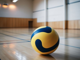 Tautas bumba dzeltenā un zilā krāsā sporta zālē