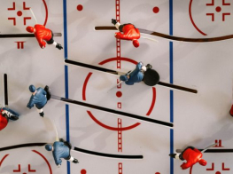 oranžas un zilas galda hokeja figūras