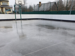 Basketbola laukums ar sasalušu segumu